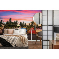 Fototapete eines friedlichen Strandes bei Sonnenuntergang, mit Palmen und einem weichen Abendlicht, geeignet für das Schlafzimmer.