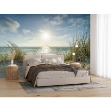 Fototapete Strand mit Dünen und Meer im Schlafzimmer mit sanften Farben und natürlichem Licht.