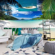 Eine Fototapete mit Palmen an einem tropischen Strand mit einem blauen Meer, die Entspannung ausstrahlt.