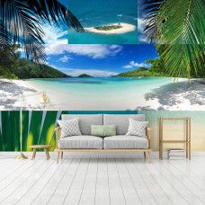 Eine Fototapete mit einem tropischen Strand und blauem Meer, komplett mit Palmen, in einem Schlafzimmer.