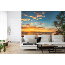 Eine Fototapete mit einer ruhigen tropischen Atmosphäre mit einem Sonnenuntergang und Meer, ideal für ein Wohnzimmer.