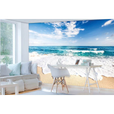 Eine Fototapete mit einem sonnigen Strand und Meerblick.