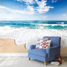 Eine Fototapete mit einer Strandszene und sommerlichen Vibes in einem Wohnzimmer.