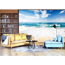 Eine Fototapete mit einem sommerlichen Strandbild, geeignet für das Wohnzimmer.