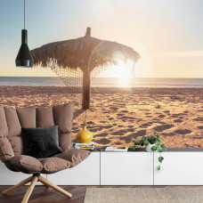 Eine Fototapete mit einem exotischen Stranddekor bei Sonnenuntergang, ideal für ein Wohnzimmer.