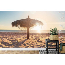 Eine Fototapete mit einer paradiesischen Strandlandschaft unter warmen Sonnenuntergangsfarben, perfekt für eine Küche.