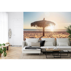 Eine Fototapete mit einem farbenfrohen Sonnenuntergang an einem tropischen Strand, ideal für ein Wohnzimmer.