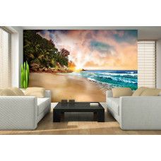 Eine Fototapete mit einer schönen Landschaft von Strand und Meer bei Sonnenuntergang.