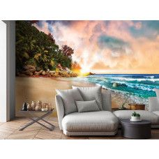 Eine Fototapete mit Meerblick und Sonnenuntergang in einer Wohnzimmerumgebung.