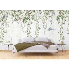 Eine Fototapete von Zweigen mit Blättern und Vögeln in einem Schlafzimmer mit Vliestapete und Airtex.