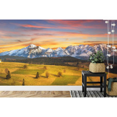 Eine Fototapete mit dem Tatra-Gebirge und warmen Farben eines Sonnenuntergangs in einer Küche.