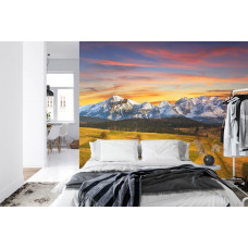 Eine Fototapete mit dem Tatra-Gebirge bei Sonnenuntergang in einem Schlafzimmer.