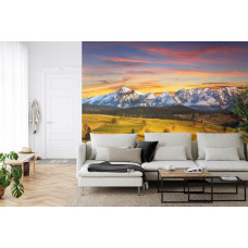 Eine Fototapete mit dem Tatra-Gebirge und einer Landschaft in einem Wohnzimmer.