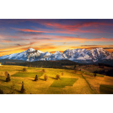 Das Tatra-Gebirge im Sonnenuntergang, mit im Abendlicht funkelnden Bergen, dargestellt auf einer Fototapete.