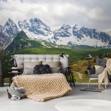 Eine Fototapete des Tatra-Gebirges mit schneebedeckten Berggipfeln, geeignet für das Schlafzimmer.