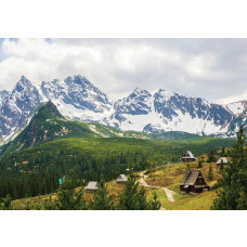 Tatra-Gebirge mit schneebedeckten Gipfeln und weiter Landschaft auf Fototapete.