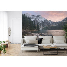 Eine Fototapete mit dem Marine Eye-See, umgeben von den Tatra-Bergen in einem Wohnzimmer.