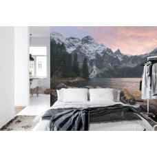 Eine Fototapete mit einer panoramischen Bergsee-Landschaft, ideal für ein Schlafzimmer.