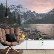 Eine Fototapete mit einem spektakulären Blick auf den See und die Berge im Tatra-Nationalpark, perfekt für ein Wohnzimmer.