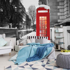 Eine Fototapete mit einer ikonischen roten Telefonzelle in einer schwarz-weißen Stadtlandschaft.