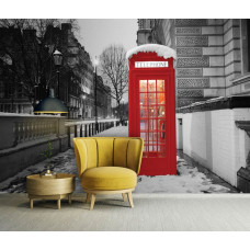 Eine Fototapete mit einer roten Telefonzelle in einer Londoner Straße, gesehen im Wohnzimmer.