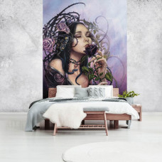 Eine Fototapete von The Midnight Rose Alchemy mit einer Frau und Rose für das Schlafzimmer.