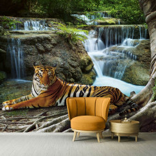 Fototapete eines Tigers bei einem Wasserfall in einem Wald in einem Kinderzimmer und Wohnzimmer.