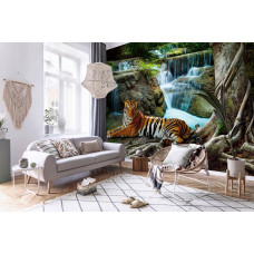 Fototapete eines Tigers bei einem Wasserfall in einem Wald in Vliestapetenstil für ein Wohnzimmer.