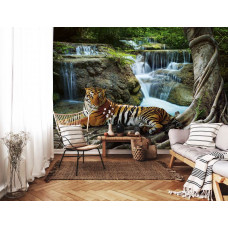 Fototapete eines Tigers bei einem Wasserfall in einem Wald in einem atmosphärischen Wohnzimmer.