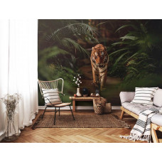 Fototapete im Wohnzimmer mit realistischer Darstellung eines Tigers in lebendiger Dschungellandschaft.