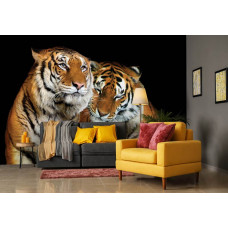 Eine Fototapete mit einem Tiger in einem natürlichen Lebensraum, geeignet für das Wohnzimmer.