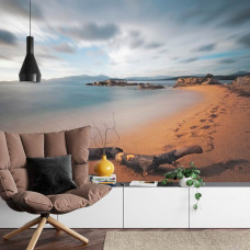 Eine Fototapete mit einer atemberaubenden Zeitrafferaufnahme eines Strandes am Meer, perfekt für ein Wohnzimmer.