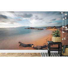 Eine Fototapete mit einer ruhigen Zeitrafferaufnahme eines Strandes und einer ruhigen See, geeignet für ein Schlafzimmer.