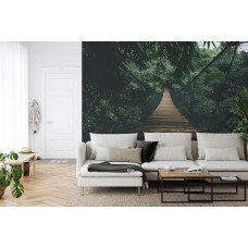 Eine Fototapete mit einer Seilbrücke durch einen dichten Regenwald in einem Wohnzimmer.