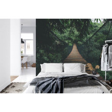 Eine Fototapete mit einer Seilbrücke in einem tropischen Wald in einem Schlafzimmer.