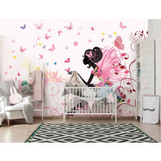 Eine Fototapete mit Zauberfee und Schmetterlingen in einer Märchenwelt, ideal fürs Babyzimmer.