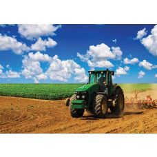 Fototapete mit grünem Traktor in der Landschaft, Thema Bauernhof.