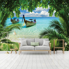 Eine Fototapete mit einem tropischen Inselstrand mit Meer und Booten, umgeben von Palmen, sichtbar in einem Wohnzimmer.