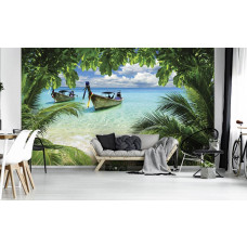Eine Fototapete mit einem tropischen Inselstrand mit Meer und Booten, umgeben von Palmen, sichtbar in einem Wohnzimmer.