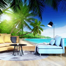 Eine Fototapete mit einem tropischen Strand mit Sonne, Meer und Palmen, sichtbar in einem Wohnzimmer.
