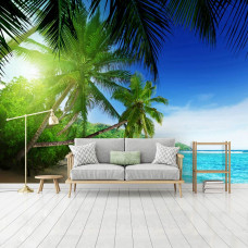 Eine Fototapete mit einem tropischen Strand mit Sonne, Meer und Palmen, sichtbar in einem Wohnzimmer.