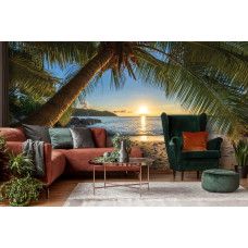 Fototapete von einem tropischen Strand mit einer einsamen Palme, einem warmen Sonnenuntergang und dem ruhigen Meer, perfekt sichtbar im Wohnzimmer.