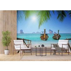 Tropische Fototapete mit klarem Meerblick, Booten und grünen Palmblättern, die eine frische und tropische Atmosphäre im Geschäftsraum schafft.