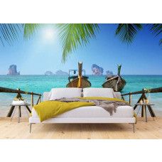 Tropische Fototapete mit Meerblick, farbenfrohen Booten und grünen Palmblättern, perfekt für eine ruhige, exotische Stimmung im Schlafzimmer.