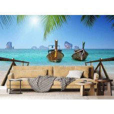 Tropische Fototapete mit klarem Meerblick, Booten und Palmblättern, die dem Wohnzimmer eine sommerliche, frische Ausstrahlung verleihen.