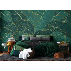 Ein Fototapete mit tropischen Blättern in Smaragdgrün und Gold im Schlafzimmer, bei dem die reichen Farben und raffinierten goldenen Details eine elegante und beruhigende Atmosphäre schaffen.