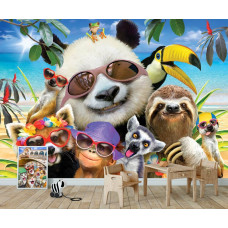 Eine Fototapete mit einem Panda und anderen tropischen Tieren in einem Selfie-Arrangement, geeignet für ein Spielzimmer.
