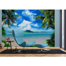 Eine Fototapete eines tropischen Traums mit Strand, Meer und Palmen in einem Wohnzimmer.