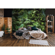 Eine Fototapete mit tropischem Dschungel und grünen botanischen Pflanzen in einem beruhigenden Schlafzimmer.