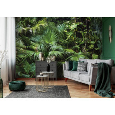 Eine Fototapete mit tropischem Dschungel und grünen botanischen Pflanzen in einem stimmungsvollen Wohnzimmer.